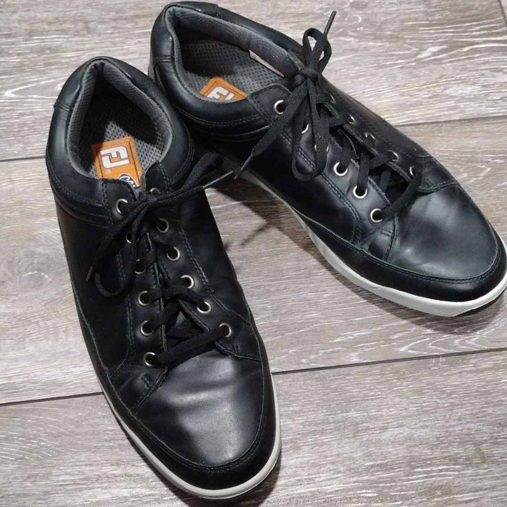 FootJoy mens black leather golf shoes. Mint condition. Size 10